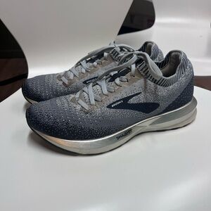 Brooks Gray Running Shoes Levitate 2, size 7